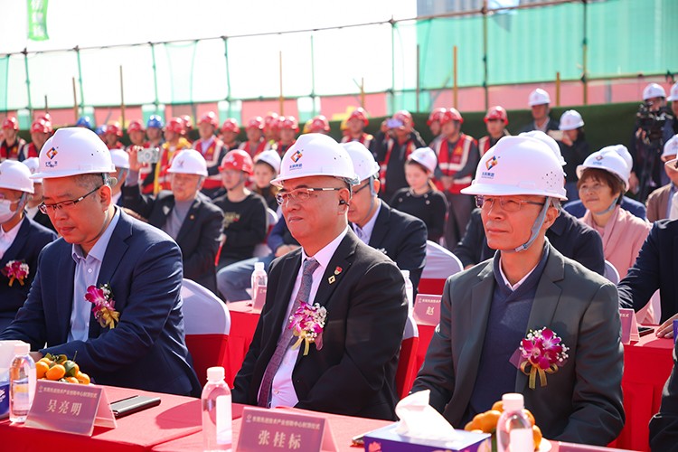 乘勢而上，喜封金頂｜東莞先進(jìn)技術(shù)產(chǎn)業(yè)創(chuàng)新中心封頂儀式圓滿舉行！